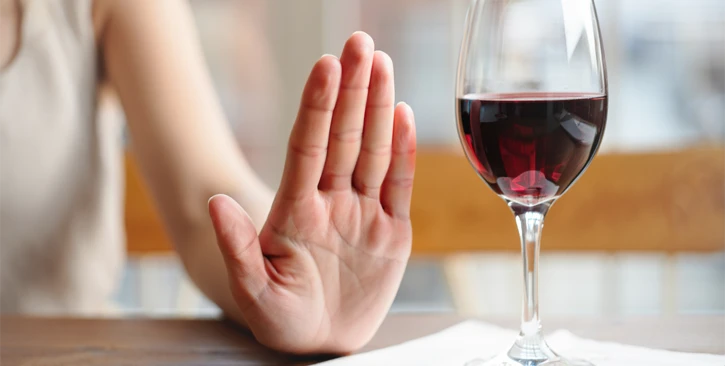 Женщина отказывается от алкоголя
